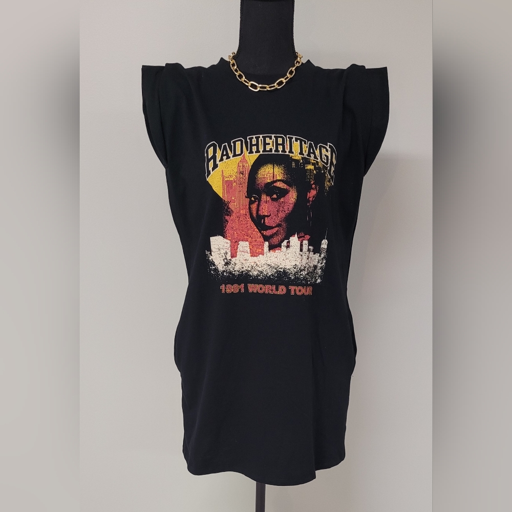 🔥NWT🔥SZ MEDIUM Sleeveless Power Shoulder Graphic Shift Dress Future Collective - Picture 2 of 5